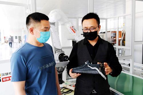 由5g智能化机器人制鞋生产线加工的成品鞋成功下线